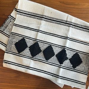 black and white weaved bath mat!!
